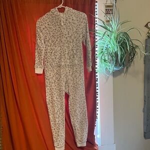 Cat & Jack White and Gray Leopard Kids Pajama Footie